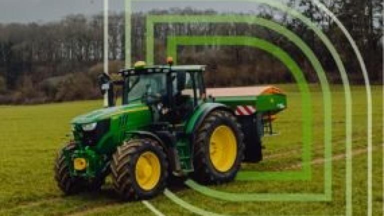 Traktor på HYVIDO mark